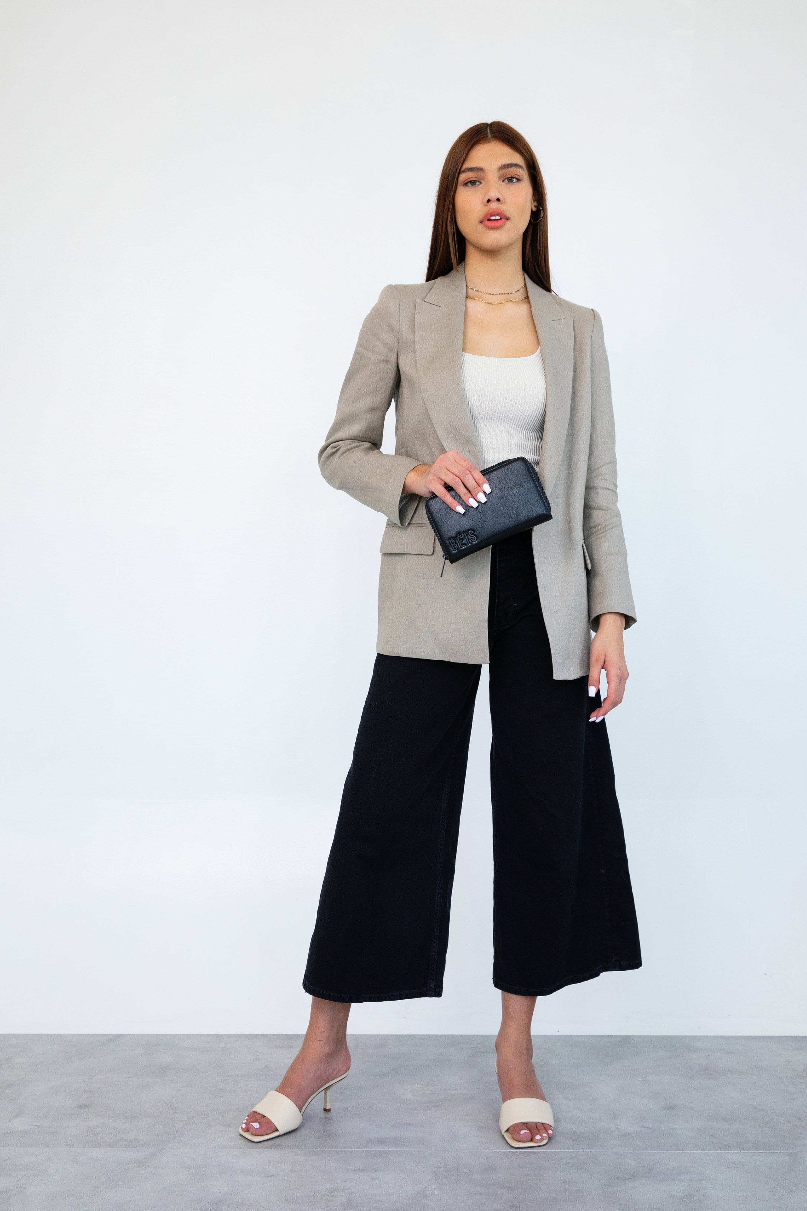 Travel Wallet Black Front Model